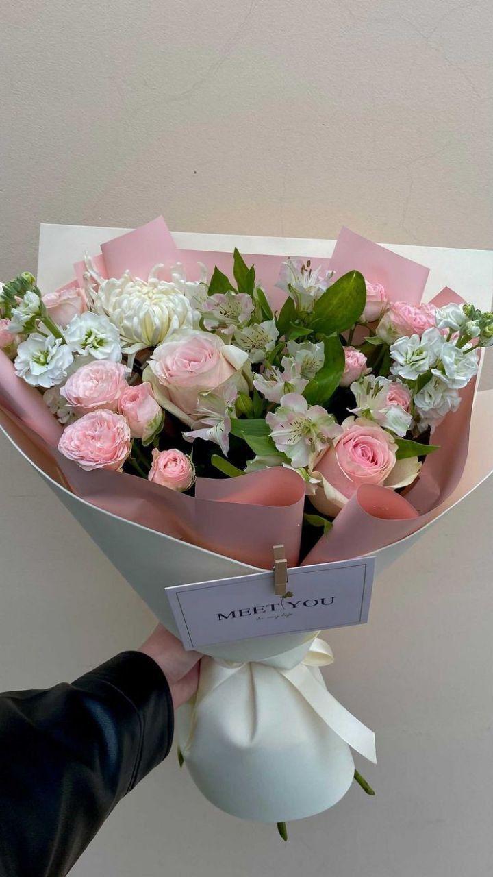 ModestGlobeCrest workshop space where corporate flower arrangements are designed and prepared for business delivery